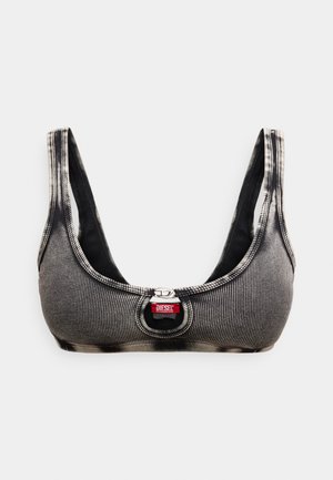 Čierno-biely bikini vršok s pruhmi, s množstvom ramienok, guľatým výrezom v strede a malou červenou nášivkou s logom Diesel. Textúrovaná látka.