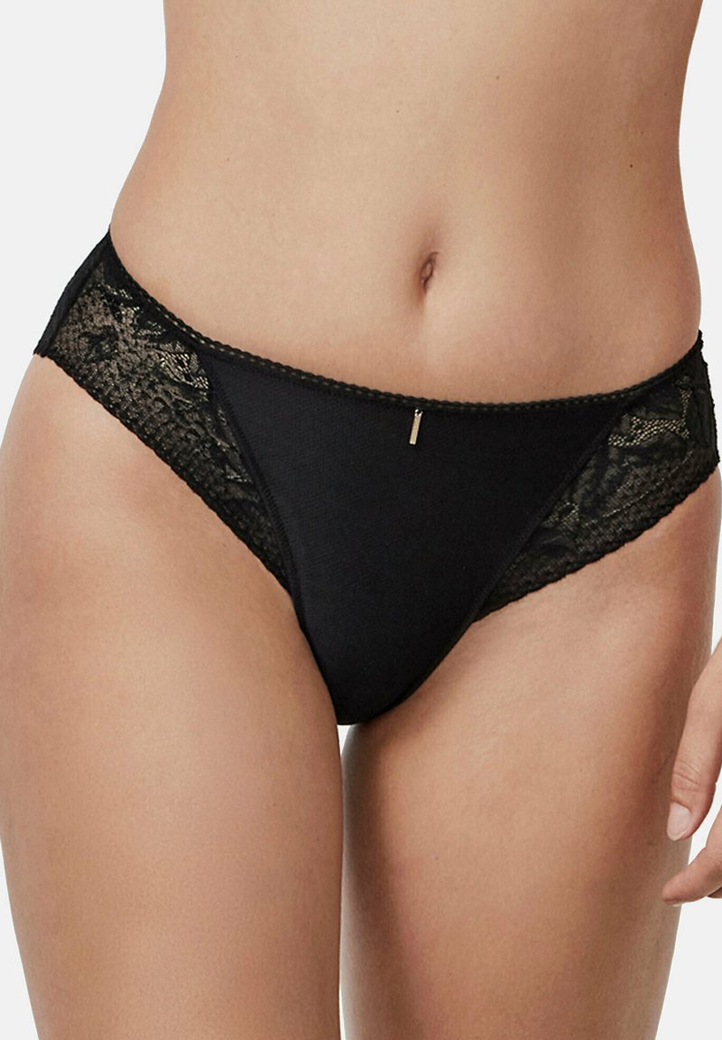 Zwarte slipjes met een combinatie van soepele stof en kant, met een bloemenpatroon aan de zijkant en een klein gouden accent op de tailleband.