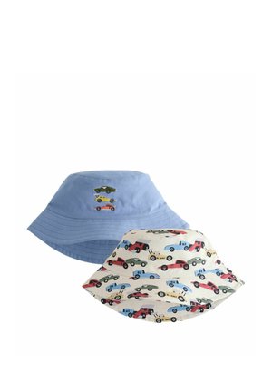 Zwei Eimerhüte, einer hellblau mit drei gestapelten, bestickten Autos, der andere weiß mit bunten Rennwagenmotiven bedruckt.