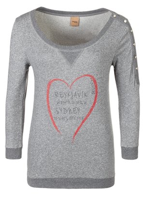Szara koszula z długim rękawem z guzikami na ramieniu, czerwonym wzorem serca oraz tekstem "Reykjavik" i "Sydney" z współrzędnymi na środku.