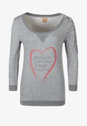 Szara koszula z długim rękawem z guzikami na ramieniu, czerwonym wzorem serca oraz tekstem "Reykjavik" i "Sydney" z współrzędnymi na środku.