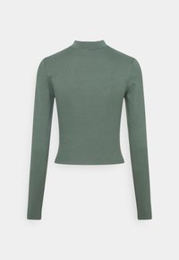 Groene lange mouwen top met een hoge nek, getailleerd ontwerp en een zachte textuur. Heeft een cropped zoom en eenvoudige stikdetails.