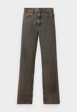 Brune, vasket, liggende jeans med lige ben, frontlommer, knaplukning og bæltestropper præsenteret mod en hvid baggrund.