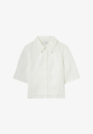 Blusa blanca de manga corta con botones, cuello, ribete de encaje en los hombros y dobladillo, y un corte recto y relajado.