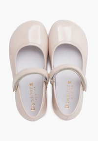 Baletky značky Blanditos v lesklé světle růžové patentní kůži, kulatá špička, s jedním nastavitelným páskem přes kotník. Bílé stélky.