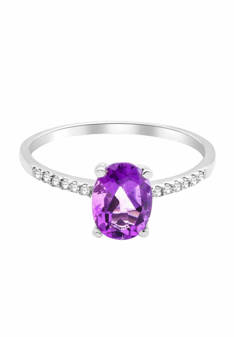 Sterling silver žiedas su ovaliu violetiniu akmeniu centre, akcentuotas mažais skaidriais akmenimis palei juostą. Lygi, poliruota apdaila.