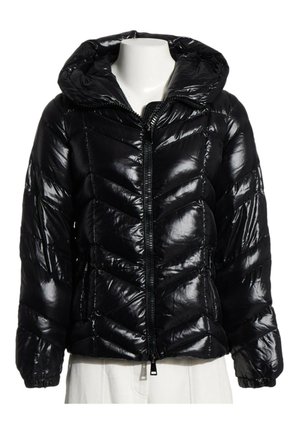 Chaqueta acolchada negra brillante con capucha, cremallera frontal, puños elásticos y bolsillos laterales con cremallera en un torso de maniquí blanco.