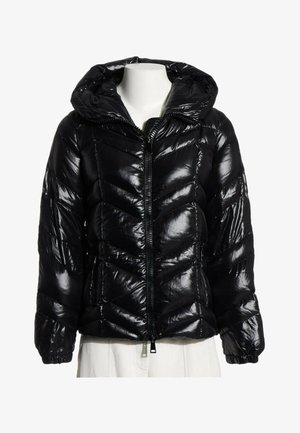 Veste matelassée noire brillante avec capuche, fermeture éclair devant, poignets élastiques et poches latérales zippées sur un torse de mannequin blanc.