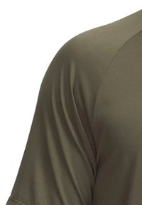 Camisa deportiva de manga corta en verde oliva, con una textura suave y elástica y costuras de hombro redondeadas, diseñada para el uso activo.