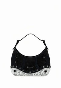 Schwarze Handtasche aus Wildleder mit geschwungener Form, einem weißen Schlangenmuster am Boden und dekorativen silbernen Ösen entlang der Naht. Verstellbarer Schulterriemen.