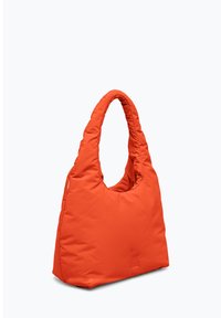 Borsa a spalla arancione imbottita con manico rotondo, texture morbida e logo impresso sul lato frontale. Base rettangolare e superficie liscia.