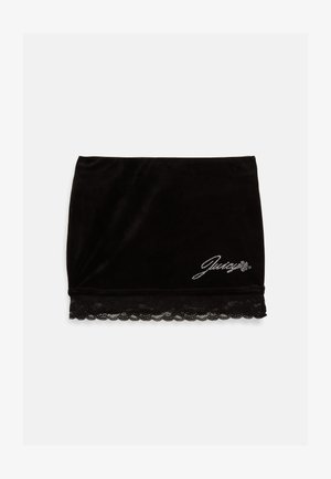Čierna sametová mini sukňa s čipkovým lemom a brandovým logom zdobeným rhinestones na prednej strane. Hladká textúra s priliehavým strihom.
