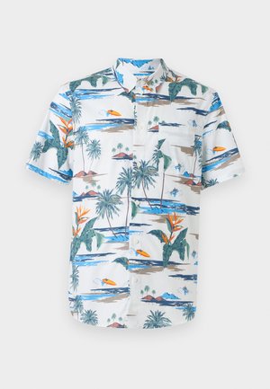 Chemise blanche à manches courtes avec boutons, imprimé tropical présentant des palmiers, des feuilles, des îles et de petits kayaks orange sur une eau bleue.