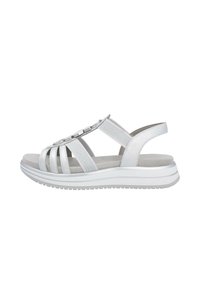 Sandal in argento con più cinturini, punta arrotondata, soletta morbida e suola bianca spessa. Presenta dettagli metallici decorativi sui cinturini.