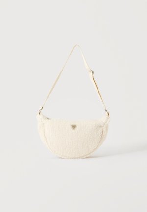 Borsa a tracolla bianca a forma di mezzaluna con texture soffice, tracolla crema regolabile e piccolo logo metallico triangolare sul davanti.