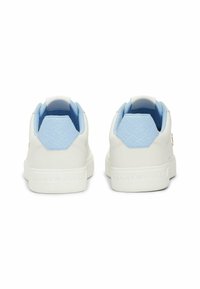 Baskets blanches avec des accents bleu clair, languettes hexagonales texturées au talon et un logo en relief sur la semelle. Fermeture à lacets plate, matériau lisse.