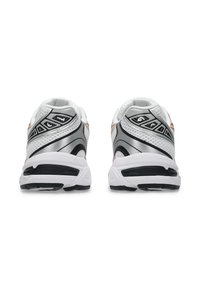 Juoksukengät, joissa on valkoinen verkkopinta, hopeiset akcentit, musta pohja ja heijastavat yksityiskohdat; pehmustettu nilkkakotelo ja dynaamiset suunnitteluelementit.