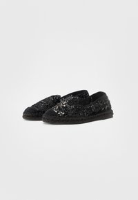 Svarta espadrillos med paljettoberdel, vävd textur, rund tå och flätad jutesula. Har en slip-on design och platt sula.
