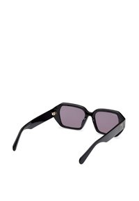 Ochelari de soare octagonali negri cu lentile de un purpuriu închis. Caracteristicile includ rame groase din plastic lucios și detalii din hardware auriu pe tije.