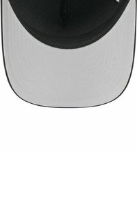 Schwarze und graue Baseballmütze mit flachem Schirm, ausgestattet mit einer glatten Stoffoberfläche und genähten Details an der Schirmkante.