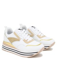 Sneaker bianchi con accenti dorati e dettagli in suede beige. Presentano una suola stratificata con strisce nere e bianche, pannello laterale testurizzato.