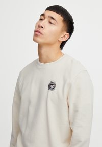 Thumbnail Image 4