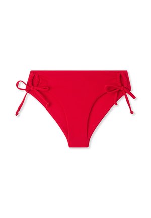 Slip bikini rosso brillante con laccetti laterali su sfondo bianco, progettati per l'uso come costume da bagno.