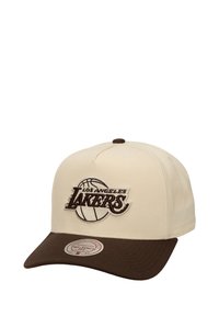 Gorra de béisbol color crema con visera marrón, que presenta un logo bordado de "Los Angeles Lakers" y un diseño de baloncesto en la parte frontal.
