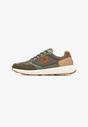 Zapatillas para hombre en verde oscuro, marrón y beige. Presentan tela texturizada, un parche circular con el logo y una suela acolchada con agarre.