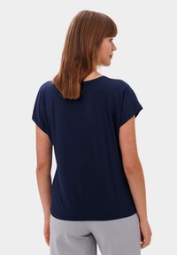 Námořnická modrá, tričko s krátkým rukávem a kulatým výstřihem, s uvolněným střihem, s hladkou texturou a jednoduchým designem.
