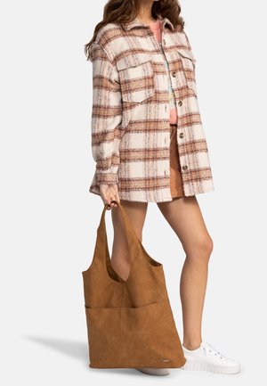 Hnědá kožená taška přes rameno s hladkým povrchem a měkkým designem; má přední kapsu a široké popruhy pro snadné nošení.