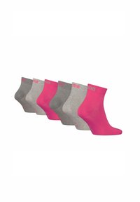 Set von fünf Knöchelsocken: drei graue und zwei leuchtend pinke. Jede Socke hat einen gerippten Saum und ein kontrastierendes Logo-Detail in Pink.
