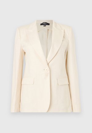 Blazer color crema con un solo bottone, rever a lancia, due tasche frontali con patta e maniche lunghe, esposto su uno sfondo neutro.