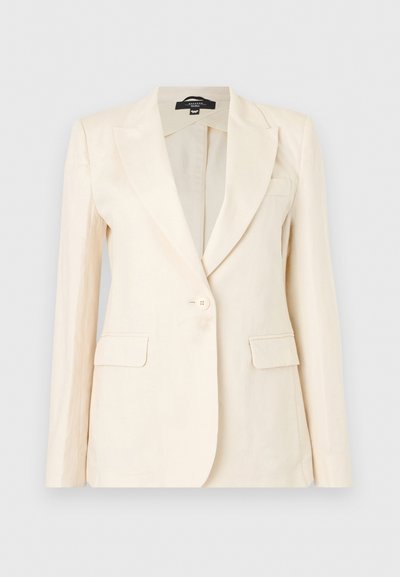 Blazer couleur crème à un seul bouton avec revers crantés, deux poches à rabat à l’avant et manches longues, présenté sur un fond neutre.