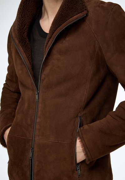 Braune Wildlederjacke mit weichem, strukturiertem Kragen, Frontreißverschluss und Seitentaschen. Verfügt über ein glattes Finish und eine taillierte Passform.