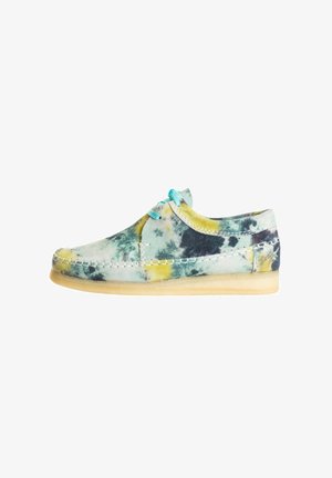 Veterschoenen gemaakt van multicolor tie-dye suede, met een ronde neus, stikseldetails en een lichte rubberen zool.