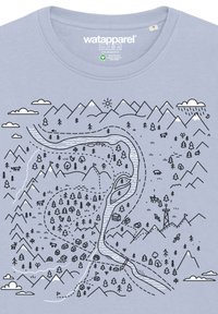 Lichtblauwe t-shirt met een zwart lijnteken van een landschap met bergen, bomen, een kronkelige rivier en kleine hutten, dat een schilderachtige buitenomgeving weergeeft.