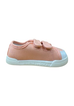 Zapatilla de lona rosa con correas de velcro, punta de goma blanca y suela blanca texturizada con un patrón antideslizante. Etiqueta de la marca en el lateral.