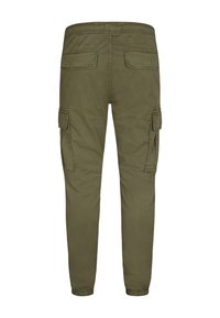 Olivenfarvede cargo bukser med elastisk talje, to sidelommer og to baglommer. Tapered ben med elastiske manchetter. Fremstillet af holdbart materiale.