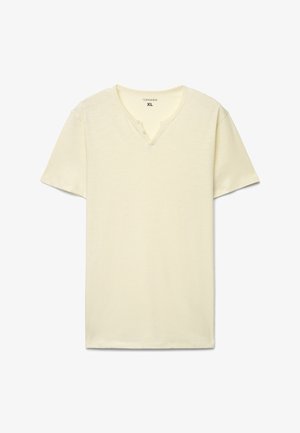 Kremowa koszulka z krótkim rękawem, rozmiar XL, z dekoltem henley zapinanym na dwa guziki, ułożona płasko na białym tle.