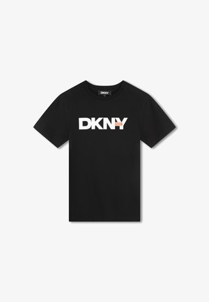 T-shirt en coton noir avec un logo DKNY blanc audacieux et des accents orange. Coupe standard avec un col rond et des manches courtes.
