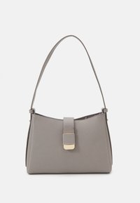 Szara torebka wykonana z teksturowanego materiału, z pojedynczym paskiem na ramię, prostokątnym kształtem i złotym zapięciem.