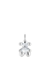 Ciondolo a forma di orso in argento con pietre trasparenti sfaccettate. Presenta dettagli arrotondati e una finitura lucida, evidenziando il suo design tridimensionale.