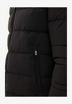 Czarna kurtka puchowa z pikowanym wzorem, gładką fakturą i zamykana kieszenią boczną po lewej stronie.