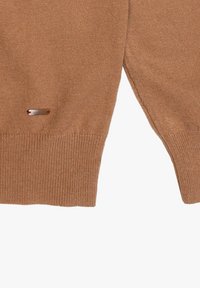 Maglione marrone con orlo e polsini a coste, realizzato in materiale morbido. Presenta un piccolo etichetta metallica sul lato con un'accentuazione rossa.