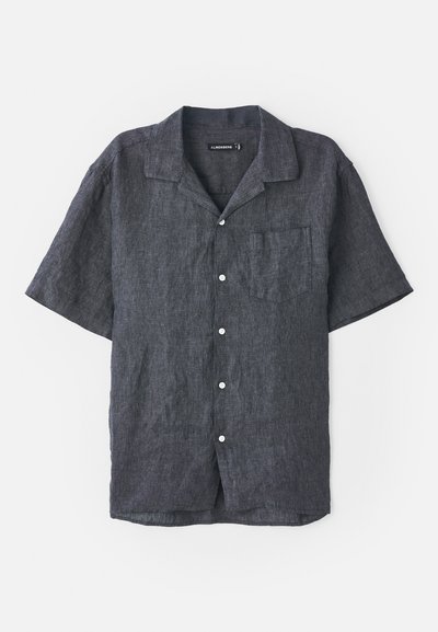 Kortermet skjorte i kullfarge lin med avslappet krage, frontlomme og hvite knapper. Glatt tekstur med subtile stoffvariasjoner.