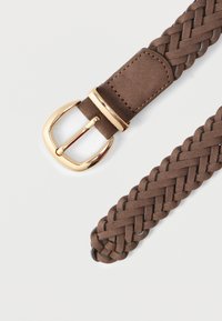 Καφέ πλεκτή ζώνη με λεία υφή, με χρυσή μεταλλική αγκράφα και δερμάτινο λουράκι για ρύθμιση.