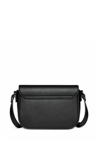 Borsa a tracolla nera in pelle con chiusura a patta, tracolla regolabile, texture liscia e design minimalista.