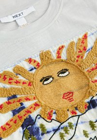 REGULAR FIT - SUN SCENE EMBROIDERED APPLIQUE FRONT GRAPHIC SHORT SLEEVE  - T-shirts print - light grey