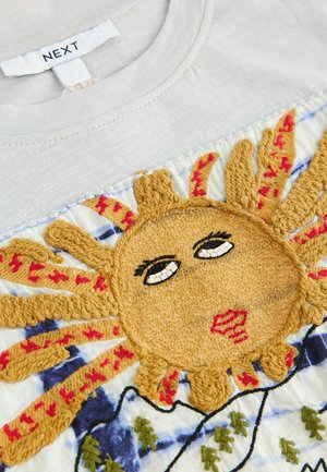 Next REGULAR FIT - SUN SCENE EMBROIDERED APPLIQUE FRONT GRAPHIC SHORT SLEEVE  - Print T-shirt - light grey